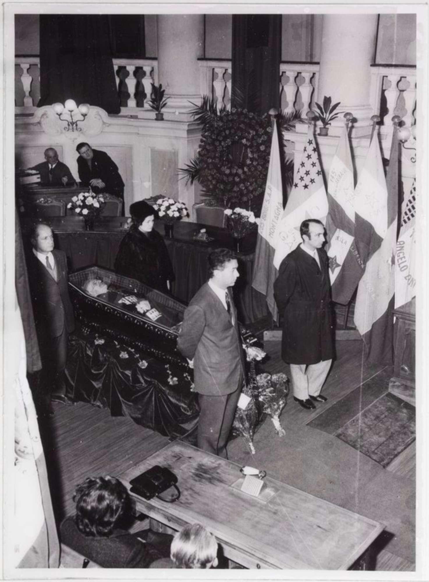 Gattatico-Reggio Emilia, 27-30 marzo 1970, Funerali di Alcide Cervi, camera ardente di Alcide nella Sala del Tricolore di Reggio Emilia, picchetto d'onore